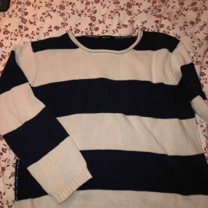  - Mycket fin tröja som har ett randigt mönster som även håller en varm!