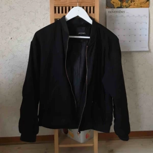  - Bomberjacka från monki med brons/koppar detaljer. Jackan är i använt skick, fästet till en av knapparna har lossnat på ena fickan. Annars inga större fel🍁