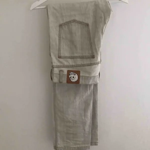  - Ett par skitsnygga jeans men en rakt passform som sitter precis som man vill att den ska göra! Säljer pga av lite små runt rumpan för mig. Flitigt använda men i väldigt bra skick!