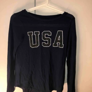  - Marinblå tröja i tunt material. Bekväm och sitter bra i storleken. Lite längre än vanliga men lätt att stoppa upp