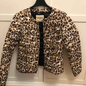  - Storlek S. (Hade behövt en XS) En leopard dunjacka från Holly & Whyte Lindex. Nypris: 499kr. Dessa finns inte längre att köpa.   Fint skick. Hittar inga som helst fel.  FRAKT ligger på mellan 55-63kr. Försöker alltid packa så de ska väga lite 