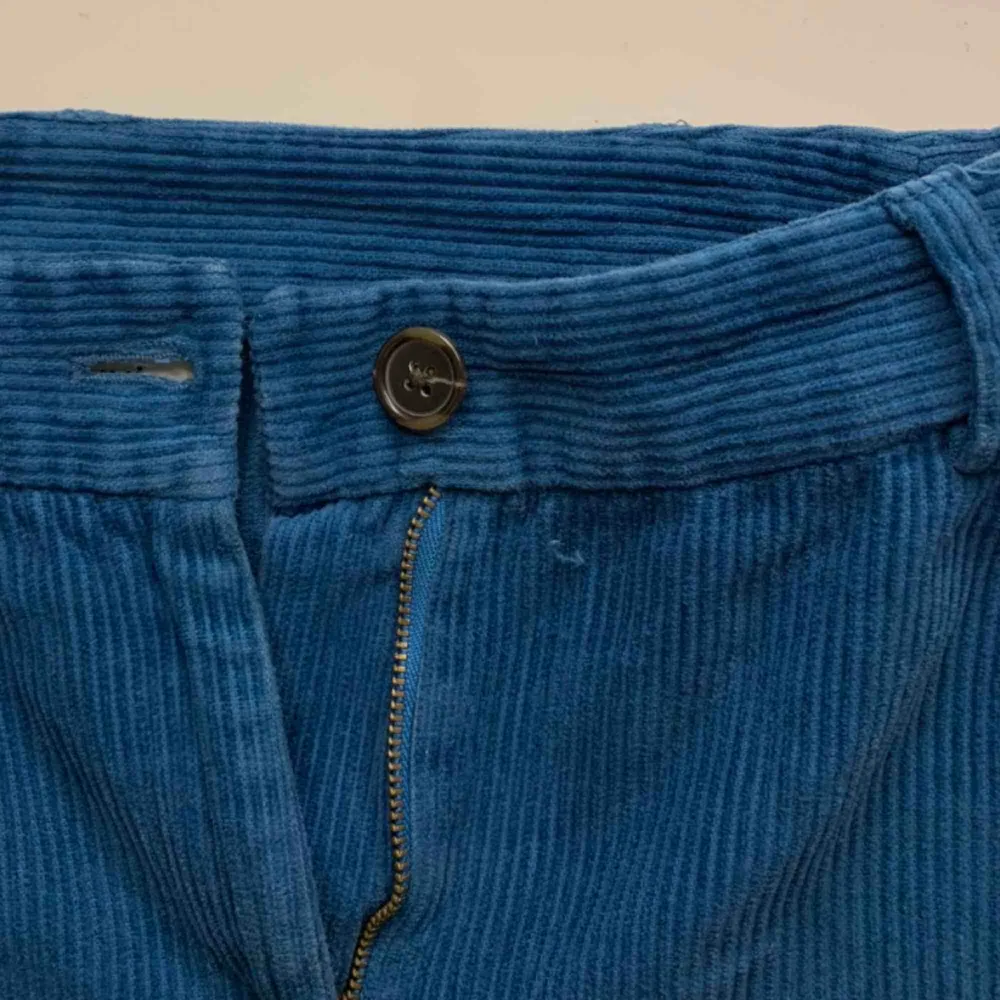Superfina blåa manchesterbyxor från monki i storlek 32! Använda men i fint skick❤️ Frakt tilllkommer.. Jeans & Byxor.
