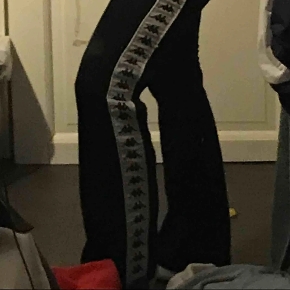 Säljer mina älskade kappa byxor då de är för små! Har lite slitage på märket vid höften! Skicka DM för fler bilder . Jeans & Byxor.