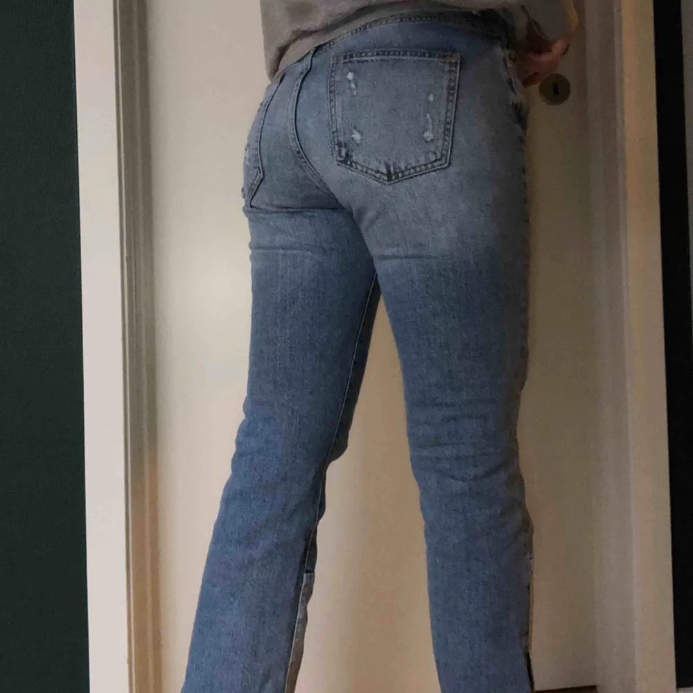 Superfina jeans från Zara men tyvärr för små och för korta för mig nu. Jag är 175cm!. Jeans & Byxor.
