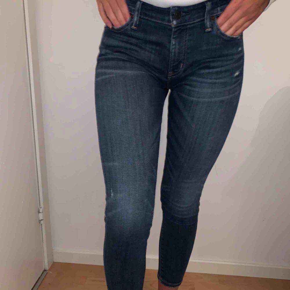 Skinny jeans i mörkblå tvätt från Ralph Lauren. Ankellängd. Passar XS/S. Jeans & Byxor.