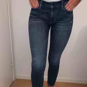 Skinny jeans i mörkblå tvätt från Ralph Lauren. Ankellängd. Passar XS/S
