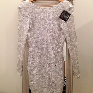  - Rebecca Stella for Nelly. Finns inte kvar att köpa men tror den kosta ca 500kr ny. Den är dock oanvänd med prislappen På. Super urringad rygg har den också. 