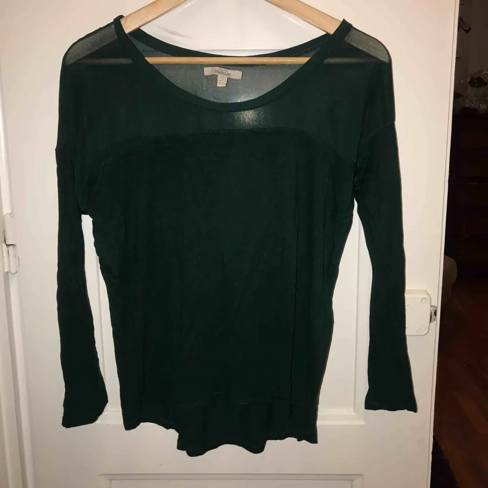 En grön tröja från Zara. Transparant upptill, storlek S. Blusar.