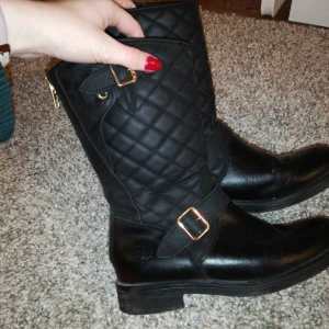  - Säljer nu min Johnny Bulls Använd ett fåtal gånger Befintlig skick Köparen står för frakten om den är över 50kr Swish, kontant tillgängligt om man möts upp 