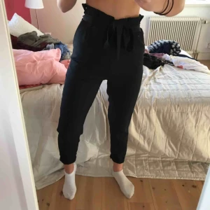  - Paperbag/kostymbyxor från Pull&bear. Sitter väldigt snyggt med knyte i fram. Använda ett fåtal gånger Köpare står för frakt