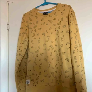  - Gul tröja med bananer, aldrig använd 