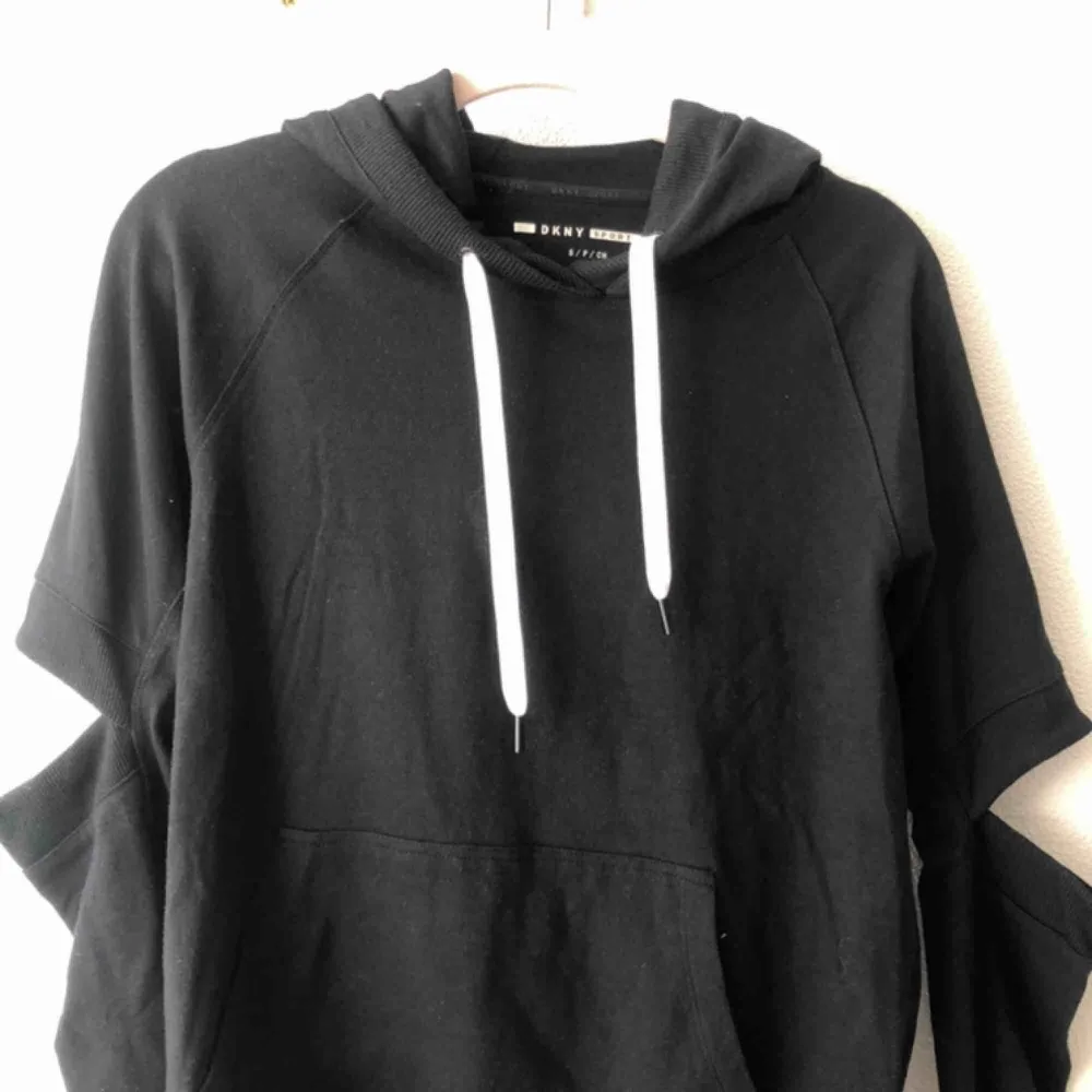 En DKNY hoodie från USA, helt ny med prislapp fortfarande på. Har armbåge. Hoodies.