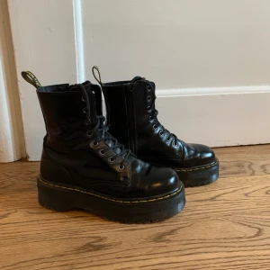 Dr Martens Jadon 38 - Säljer dessa fina Dr Martens kängor! Superfint skick, tagit väl hand om skorna, putsat smörjt osv :)   Eftersom de tyvärr är lite för små för mig kommer de inte till användning. Snörena är lite nötta, se tredje bilden! Frakt tillkommer :)