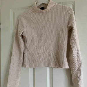 Vit/beige manchester tröja - En vit/beige manchester tröja från Gina tricot i strl 36. Möts upp eller så betalar köparen för frakt
