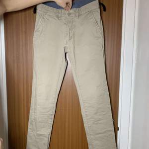Ett par beiga slim fit jeans från Dressman I bra kvalitet. Storleken är 30/32 och det är inte använda många gånger. Säljer pga de är små för mig.