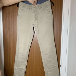 Jeans - Ett par beiga slim fit jeans från Dressman I bra kvalitet. Storleken är 30/32 och det är inte använda många gånger. Säljer pga de är små för mig.