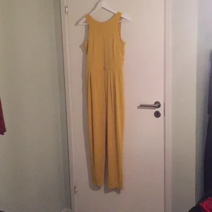  - Gul byxdress från HM Trend. I väldigt bra skick. Nypris 399kr.  Frakt 45kr