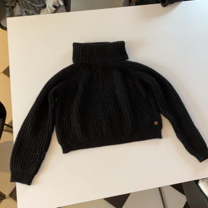 Stickad tröja  - En fin och mysig stickad tröja från Cubus i storlek 158/164. Använd fåtal gånger så den är nästan som ny och därför i ett väldigt bra skick. KÖPAREN STÅR FÖR FRAKTEN.