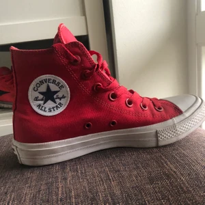 Röda converse  - Röda chuck taylor converse, köpta i USA, sparsamt använda (där av väldigt bra skick)🥰 säljer då dom har blivit för små för mig. Skulle säga att dom är lite stora i storleken då det är converse. Ny pris 900kr:) köpare står för frakt💞