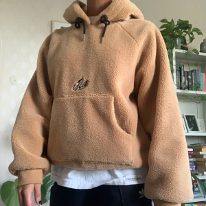 I AM GIA Hoodie - Supermysig i am gia hösthoodie! Fungerar bäst som jacka. Använd fåtal gånger!