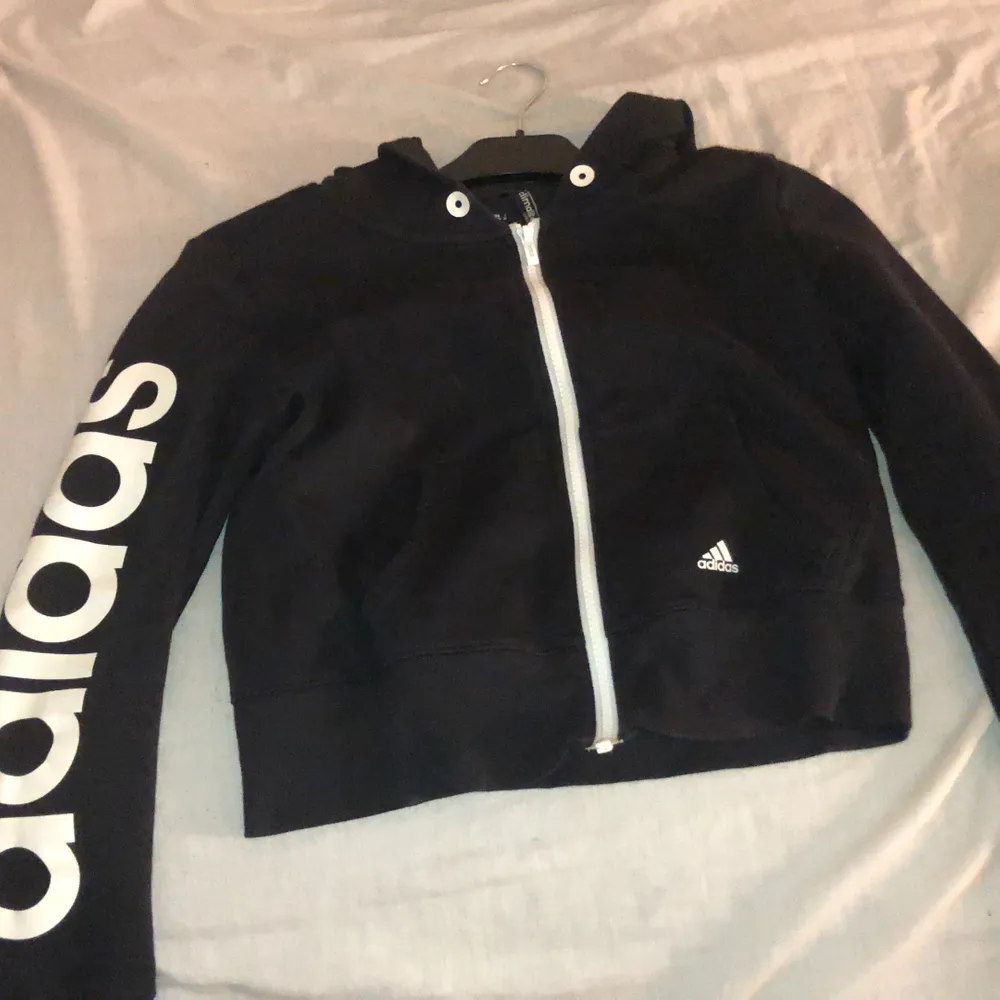 Luvtröja ifrån adidas! Jätte bra skick storlek xs. Hoodies.