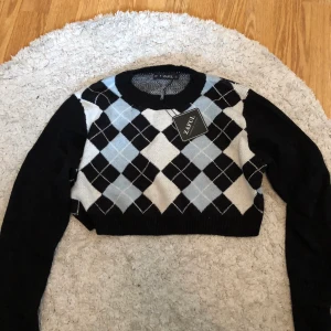 Rutig tröja från Zaful - Storlek S, ny och aldrig använd. Kostar 180 på hemsidan