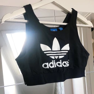 Helt ny adidas top - Aldrig använd, helt nu från adidas. Köpt på adidas hemsida för något år sedan och sen dess har den bara legat i garderoben. Strl xs-m. På bilden har jag xs som referens. Frakt tillkommer 
