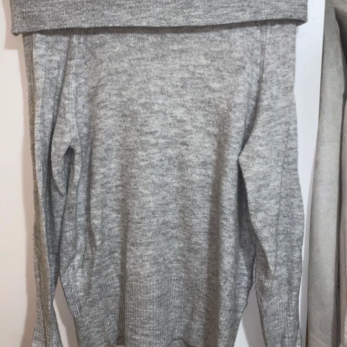 Off shoulder stickad tröja