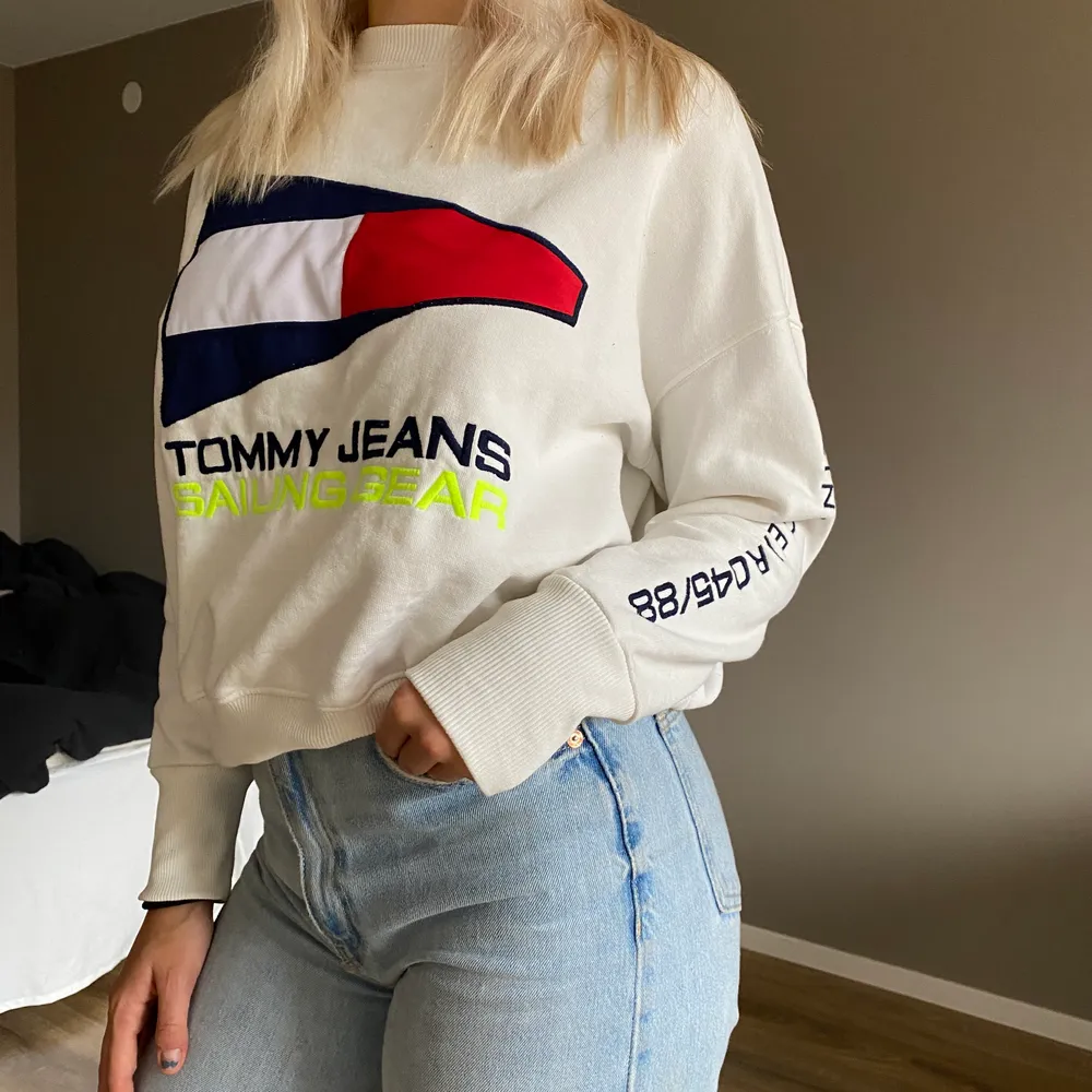 Skitsnygg vit tommy hilfger sweatshirt med olika detaljer, 250kr+ frakt🤍🤠🤑. Tröjor & Koftor.