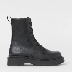 Kängor - Svarta kängor i läderlikt material från HM. Storlek 37 men dem funkade på mig och jag har vanligtvis 39, så tror att de inte är så specifika i storleken! Använda endast en gång.