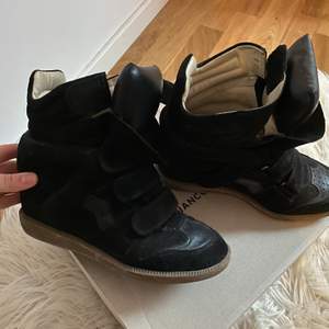Isabel Marant skor modell Bakettx s storlek 38. Kartong och dustbeg följer med! Skorna är i mycket bra skick! Nypris: 4 850 kr