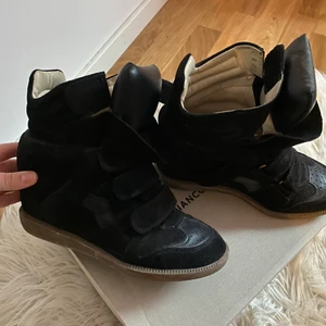 Isabel Marant - Isabel Marant skor modell Bakettx s storlek 38. Kartong och dustbeg följer med! Skorna är i mycket bra skick! Nypris: 4 850 kr