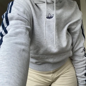 ADIDAS HOODIE - Adidas hoodie i storlek S, men den är oversize! Använd fåtal gånger, 200 kr + frakt 🚚 