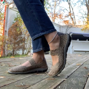 Skor - Asballa skor i guld. Använda en gång. Pris 100kr + frakt🌶