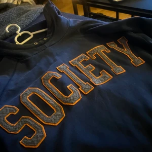 vintage hoodie - snygg vintage hoddie med snygg text. Storlek xs men skulle säga att s oxå kan ha den. Frakten igår i priset🤩 lite små hål innuti luvan, men jag har aldig tänkt på det eftersom dem är på insidan. 