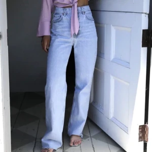 Slutsålda zara jeans - Säljer dessa skitsnygga jeansen från zara. Slutsålda. Storlek 34, men passar nog 36 med! Aldrig använda, köpe de på Plick av en annan tjej men har inte fått användning av de så därför jag säljer :((