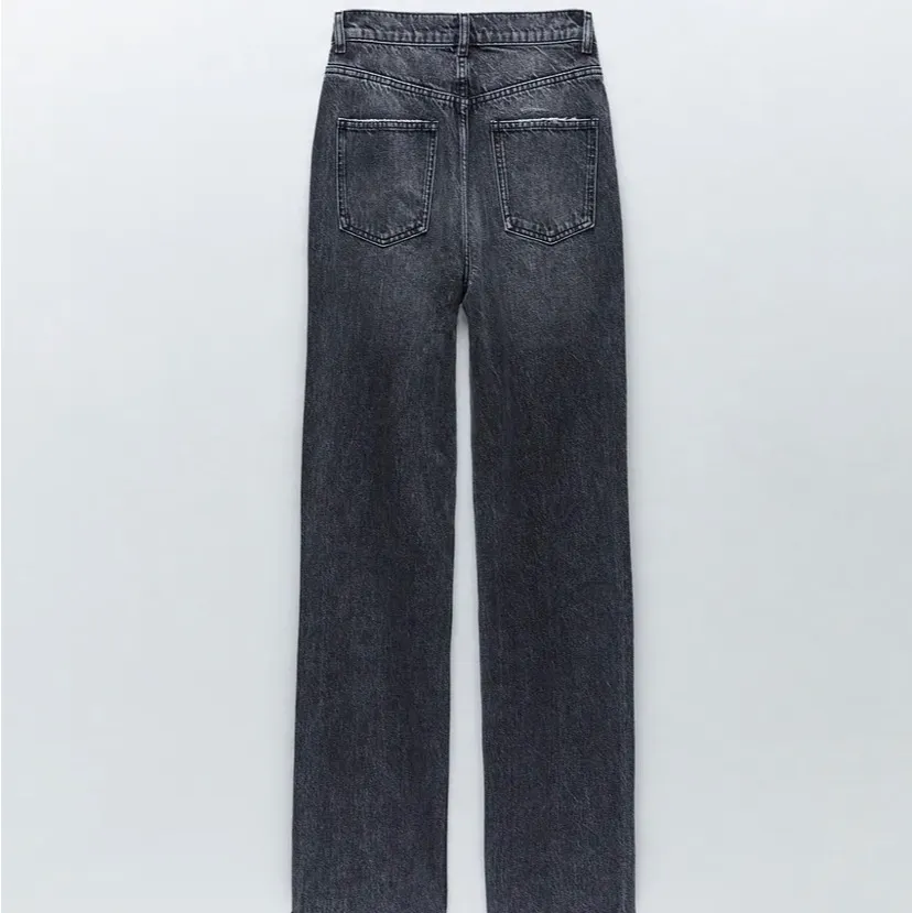 Jeansen 90’s full length i stl 40 helt oanvända med lapp kvar, nypris : 400. Köparen står för frakt🥰. Jeans & Byxor.