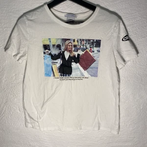 Clueless - Clueless T-shirt från zara. Jag stryker den innan köp. Möts upp på Karlaplan annars står köparen för frakt.
