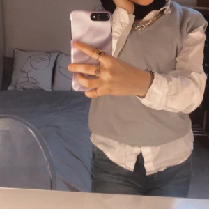 stickad väst  - grå och älskar verkligen jätte mycket, skön och väldigt trendig just nu budet ligger på 150kr