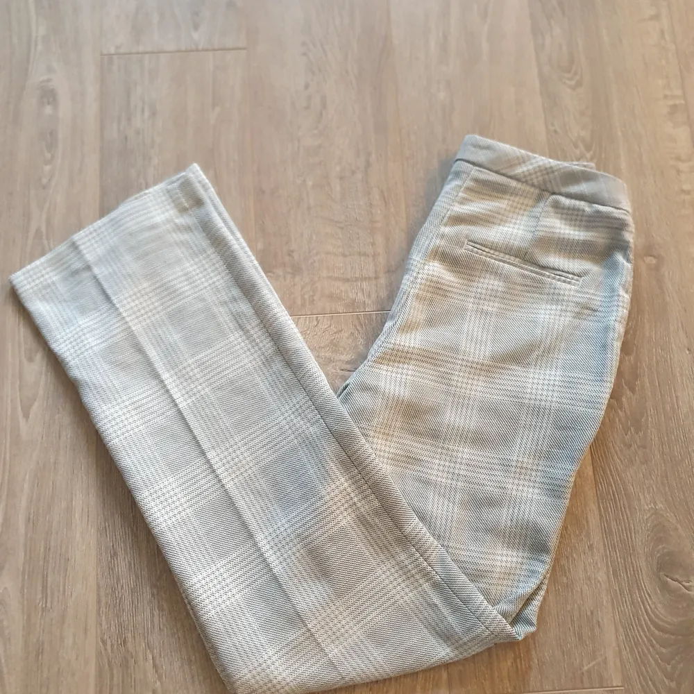 Helt nya oanvända kostymbyxor från H&M, rak o modellen. Storlek 36, säljer pga fel storlek:))) Köpta för 299, säljer för 150, pris kan diskuteras vid snabbt köp :). Jeans & Byxor.