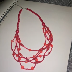 Halsband med många länkar. - Halsband med många länkar.härligt halsband som lätt uppmärksammas runt halsen. Röda fina pärlor som sitter ihop i flera olika länkar. Alla smycken ta 3 betala för 2. De billigaste på köpet.