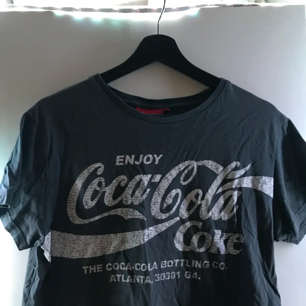 En Coca-Cola T-shirt aldrig använd! Köparen står för frakt och meddela om du har frågor! Pris kan diskuteras!. T-shirts.