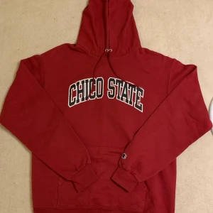 Vintage Champion college hoodie - Vintage champion hoodie, röd. Size M. Inga defekter men använd.