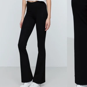 Utsvängd byxa från Gina tricot - De klassiska utsvänga byxorna från Gina Tricot! Sitter jättebra och är så otroligt sköna! Storlek: Xs men passar även en S 💞💞