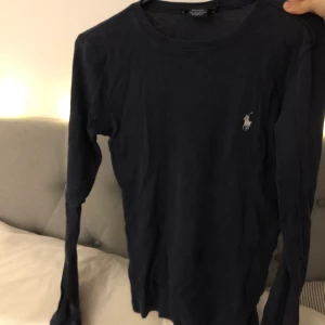 Ralph lauren tröja - Fin långärmad tröja från Ralph lauren. Välanvänd i storlek S. På mig som har xs/s sitter den rätt löst så kan nog passa m också. 60 kr + frakt
