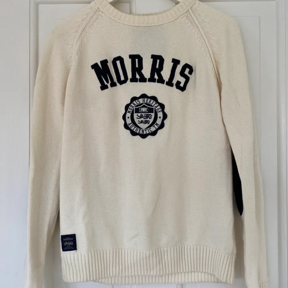 Vit stickad tröja från Morris med mörkblåa armbågar. Sparsamt använd. Strl S.. Tröjor & Koftor.
