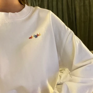 Sweatshirt - Cool broderad text uppvid