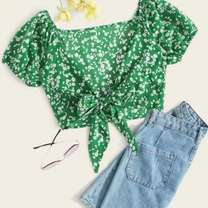 Grön topp - En supersöt grön topp med blommor på. Använd ca. 3-5 gånger. Superbra skick även fast den är ifrån SHEIN. Möts upp i Stockholm eller fraktas. Orginallpriset 95 kr 🤍🌱🌺