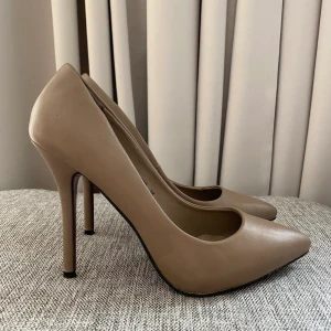 Klackskor - Beiga klackar 🤎🤎🤎 Oanvända, klackhöjd 10.5 cm 