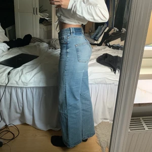 Wide high waist jeans - Säljer dessa jeans från HM då de inte kommer till användning. Väldigt bra skick, storlek 25 men väldigt stretchiga. ✨✨ köparen står för frakt, 63kr. Högsta bud just nu: 110kr + frakt 